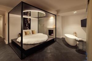 Een bed of bedden in een kamer bij Van der Valk Hotel Beveren