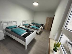 2 łóżka w sypialni z oknem w obiekcie HomesNRW - 2OG / City / Messe w mieście Bergisch Gladbach