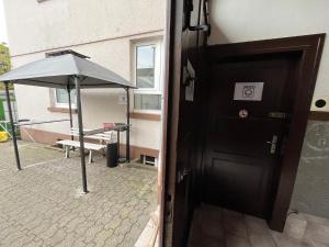 uma porta preta com um guarda-chuva ao lado de um edifício em HomesNRW - 2OG / City / Messe em Bergisch Gladbach