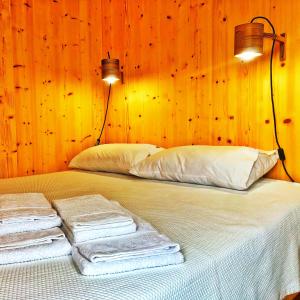 a bed with three towels on it with two lamps at Floating Álvaro in Alvaro