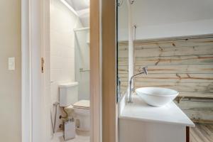 a bathroom with a sink and a toilet at Triplex com jacuzzi na melhor vista de Floripa! in Florianópolis +22 photos