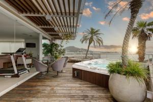 a jacuzzi tub on the deck of a house at Triplex com jacuzzi na melhor vista de Floripa! in Florianópolis