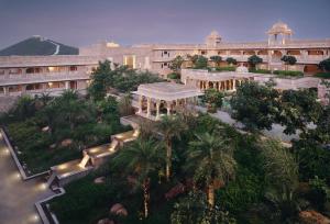 サワイ・マドプールにあるSix Senses Fort Barwara Sawai Madhopurのヤシの木の建物の空中