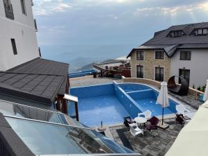 - une vue sur la piscine au-dessus d'un bâtiment dans l'établissement Apartman Pahuljica, à Kopaonik
