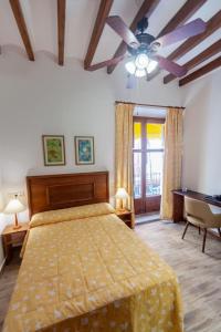 Ένα ή περισσότερα κρεβάτια σε δωμάτιο στο Hostal Loreto