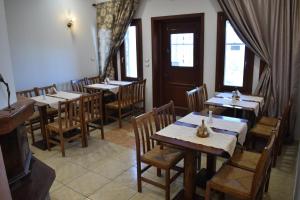 Restaurace v ubytování Ξενώνας Παρατηρητήριο Υπερώον