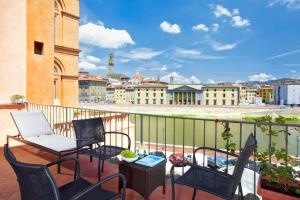 balcón con sillas y mesas y vistas a la ciudad en My Boutique Home in Florence en Florence