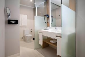 un baño con lavabo e inodoro en Golden Hotel Barcelona, en Barcelona