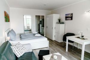 a small room with a bed and a desk at Haus Vier Jahreszeiten am See Apartment am Kranichsee in Hahnenklee-Bockswiese