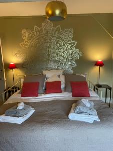 una camera da letto con un grande letto con asciugamani di Ellesmere House a Castle Cary