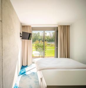 Un pat sau paturi într-o cameră la FIRMAMENT Hotel