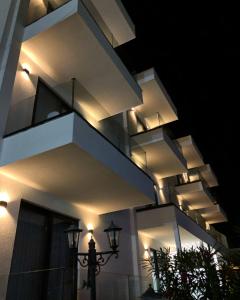 budynek z oświetleniem na boku w nocy w obiekcie Bora Bora Hotel Ksamil w mieście Ksamil
