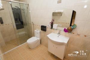 uma casa de banho com um WC, um lavatório e um chuveiro em Bi La Homestay em Luye