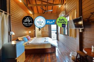 een kamer met een bed en een tv en borden bij Huan Kawin Est.58 Lanna Home & Collection in Chiang Rai