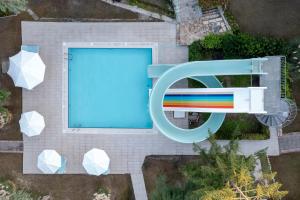 una vista aérea de una piscina con arco iris en Iz Flower Side Beach Hotel, en Side