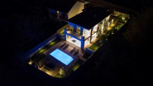 Bazén v ubytování Luxury Villa Valentina with SPA zone and outdoor pool, near the sea nebo v jeho okolí