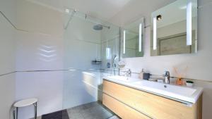 Koupelna v ubytování Luxury Villa Valentina with SPA zone and outdoor pool, near the sea
