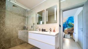 Koupelna v ubytování Luxury Villa Valentina with SPA zone and outdoor pool, near the sea