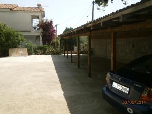 een auto geparkeerd voor een huis bij Ioannis Avrades Apartments in AgiaKampos