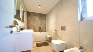 Koupelna v ubytování Luxury Villa Valentina with SPA zone and outdoor pool, near the sea