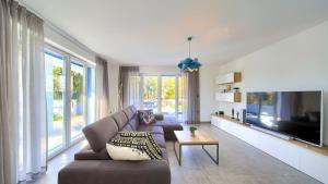 TV a/nebo společenská místnost v ubytování Luxury Villa Valentina with SPA zone and outdoor pool, near the sea