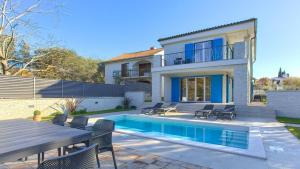 Bazén v ubytování Luxury Villa Valentina with SPA zone and outdoor pool, near the sea nebo v jeho okolí