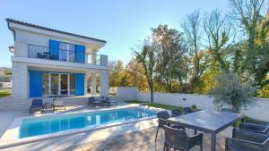 Bazén v ubytování Luxury Villa Valentina with SPA zone and outdoor pool, near the sea nebo v jeho okolí