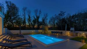 Bazén v ubytování Luxury Villa Valentina with SPA zone and outdoor pool, near the sea nebo v jeho okolí