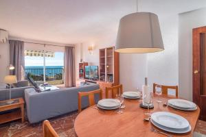 Posezení v ubytování Beachfront apartment with sea view