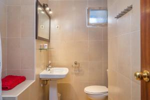 Koupelna v ubytování Beachfront apartment with sea view + 17 fotografií