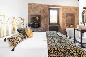 Postel nebo postele na pokoji v ubytování La Suite Años 20 Bañera chimenea y terraza
