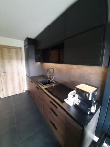 Kuchyňa alebo kuchynka v ubytovaní Dom Minimal House + 33 fotografií