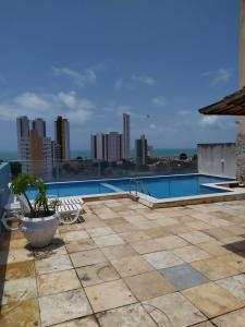 una piscina en la azotea de un edificio en Flat confortável e bem localizado, en Natal