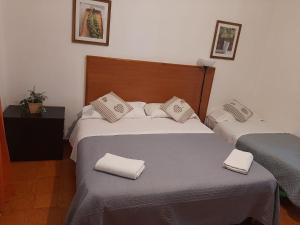 una camera con due letti e asciugamani di Milazzo Luxury Home roma a Roma