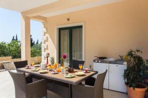 een tafel met eten en drinken op een patio bij Villa Avoca in Mlini