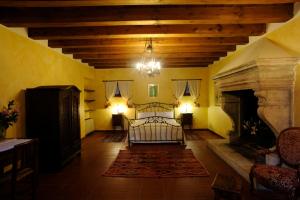 1 dormitorio con cama y lámpara de araña en Corte Beatrice, en Novaglie