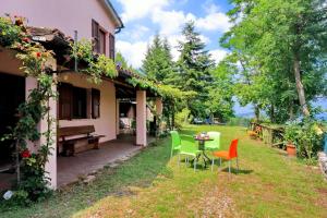 einen Tisch und Stühle im Hof eines Hauses in der Unterkunft Villa Acacie in Sarnano