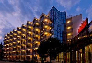 un edificio con luces en el lateral. en Helios Spa Hotel - All Inclusive - Pool & Children Slides - Entertainment, en Golden Sands