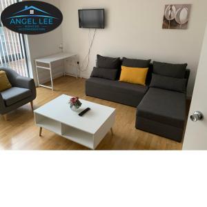 Angel Lee Serviced Accommodation, Diego London, 1 Bedroom Apartment في لندن: غرفة معيشة مع أريكة وطاولة