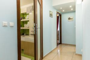 Un pasillo con un baño con lavabo y puerta. en Prestige II, en Zakopane 76 fotos más