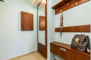 ein Ankleidezimmer mit einem Spiegel und einer Handtasche in der Unterkunft Prestige II in Zakopane