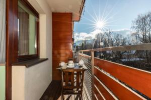 balcón con mesa y vistas a las montañas en Prestige II, en Zakopane