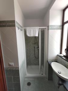 La salle de bains est pourvue d'une douche et d'un lavabo. dans l'établissement Patrizia Casa Vacanze, à Sant'Agnello