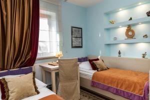 Un dormitorio con dos camas y una ventana. en Prestige II, en Zakopane