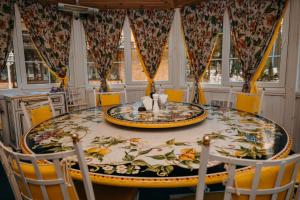 Zastava Uman في أومان: غرفة طعام مع طاولة وكراسي