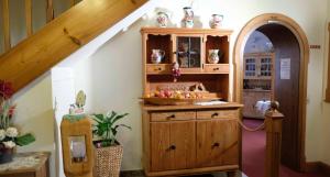 a room with a wooden cabinet with vases on it at Hotel Gasthof Zum weissen Lamm in Hohenberg an der Eger