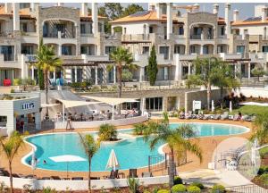 een uitzicht over het zwembad van een resort bij Pine Hills Resort in Quarteira