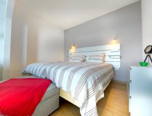 A bed or beds in a room at Coastview Terrace Studio by TOR Még 24 kép