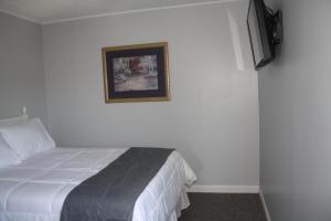 Un pat sau paturi într-o cameră la Winnisquam Lake Inn
