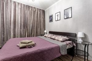  Кровать или кровати в номере Standard Brusnika Apartments on Babushkinskaya 